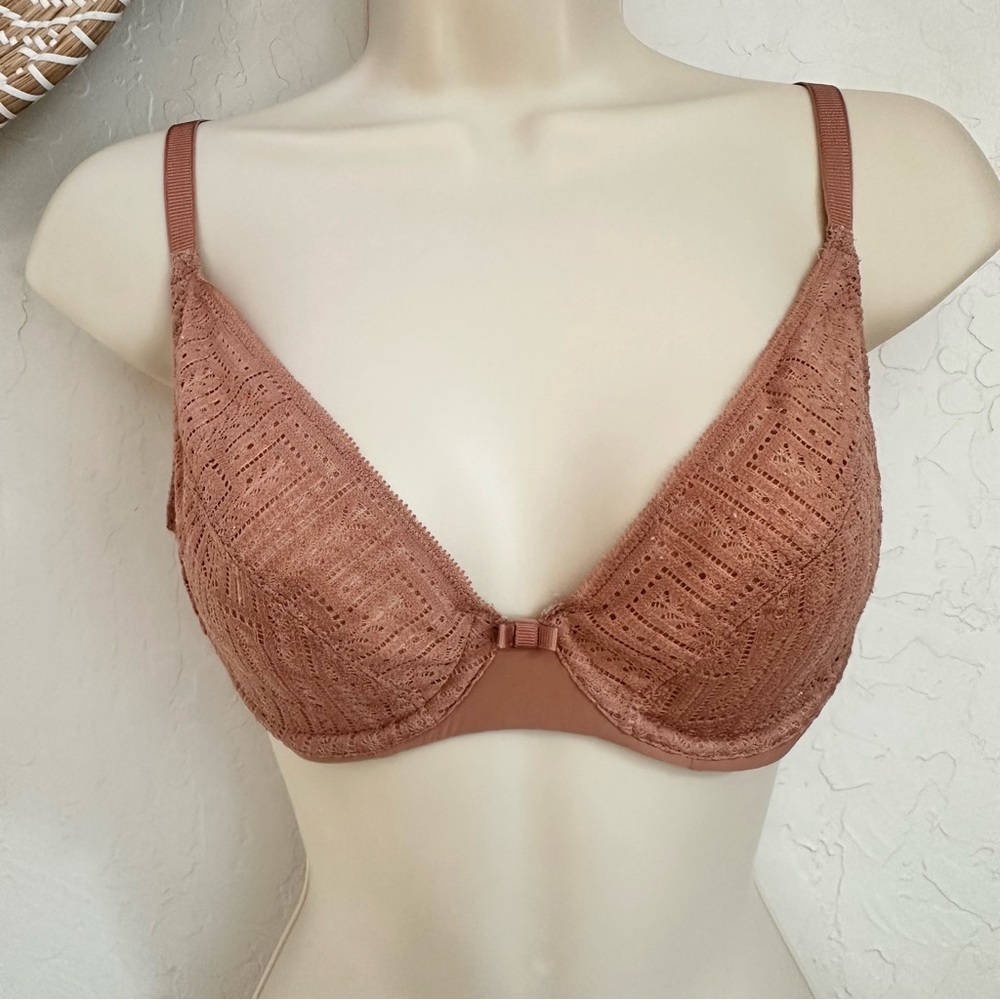 Chantelle Everyday Graphique Plunge Bra in the color English Rose. Size 32C